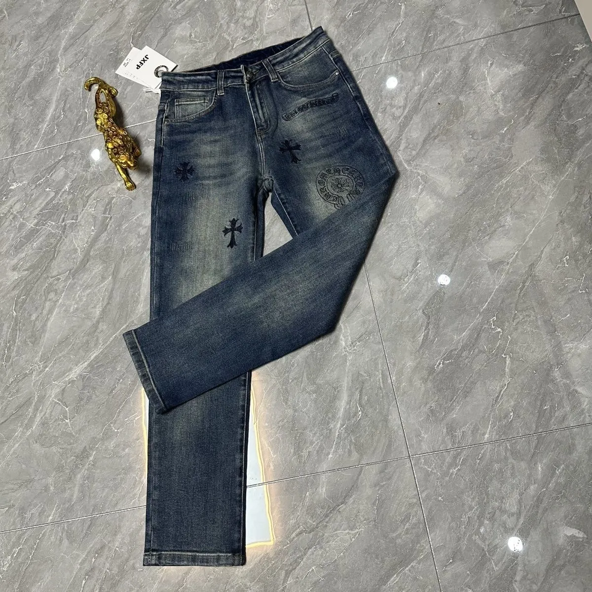 P176 Style No. Cc937 Chrome hearts high street embroidered jeans Chrome hearts vibe style versatile jeans are the most popular high street style at the moment. Made of beaded canvas fabric, heavy washing makes the upper body of the fabric more textured and the pants are tall and straight! The three-dimensional cutting of the whole trousers is a masterpiece! The beaded canvas fabric is thick and soft after washing. It has good breathability. Customized small leather label. Unique design. The details are in place, simple and elegant, and the workmanship is exquisite. The entire trousers are neatly routed and the details are in place! It’s so cool. It’s a genderless trend that both men and women can easily control. Color: Picture color. Sizes M-XXL